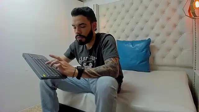 JEAN_LEWIS2 live cam on Stripchat