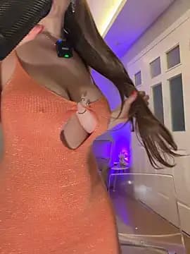 Amberonee31 live cam