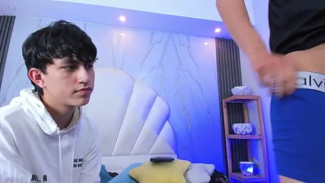 hoot_booys_ live cam on Stripchat