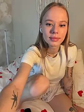 leyaaftermidnight live cam on Stripchat