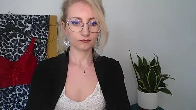 CinderellaMoon live cam on Stripchat