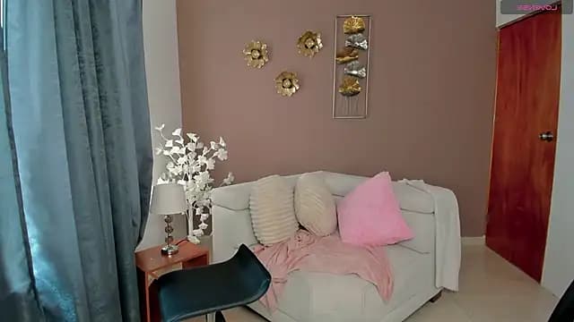 NAOMI_SHAW live cam on Stripchat