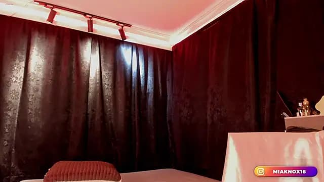 MiaKnox live cam