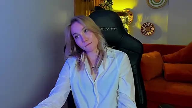 ElaraVoltage live cam