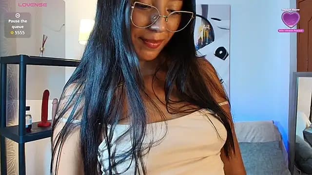 Luna_Ferrer10 live cam on Stripchat