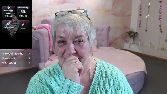 Poppy_Pulse live cam on Stripchat