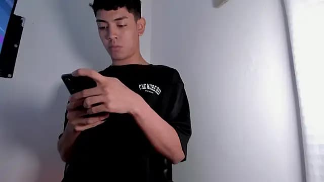 LoganTwink18 live cam