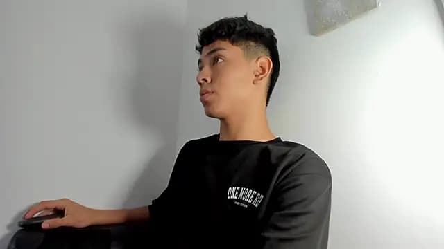 LoganTwink18 live cam