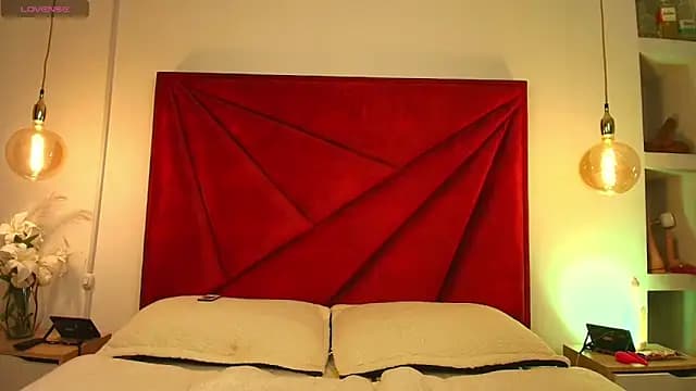 NahomiRoss live cam on Stripchat