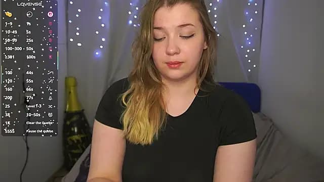 CuteSharloti live cam on Stripchat