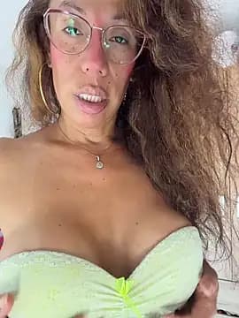 YOURSDEBORA live cam