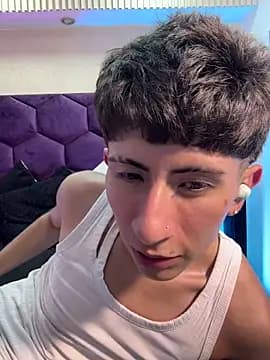 AndyJustgame_ live cam on Stripchat