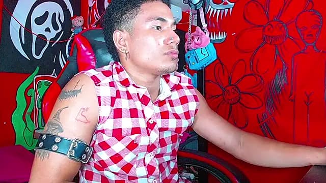 Nikkithebeastx live cam