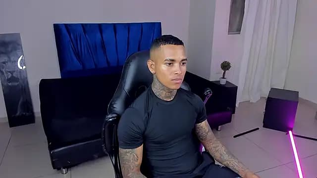 tyler_bell_ live cam