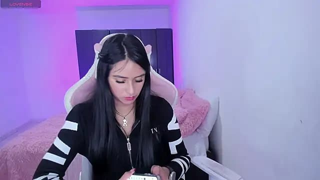 Tinylottie live cam on Stripchat