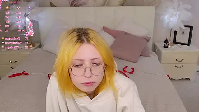 Bella_Cloud live cam