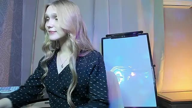 AdelineCrash live cam