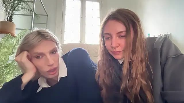 AliceSnowCatt live cam on Stripchat