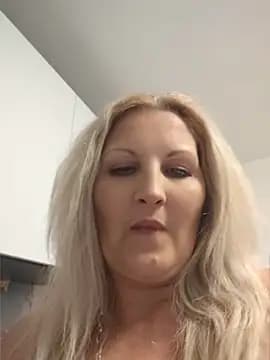 Divineblond live cam
