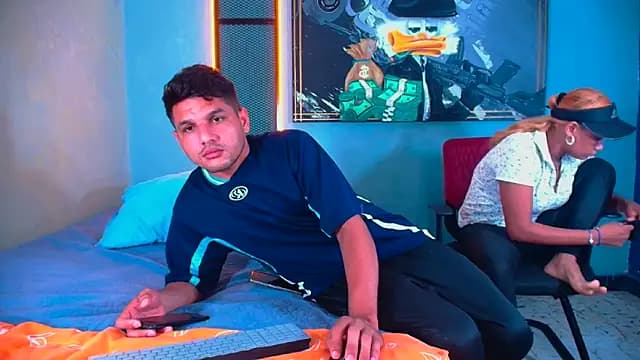 Hornyshow1 live cam