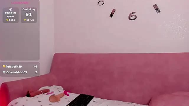 CoralineRed live cam