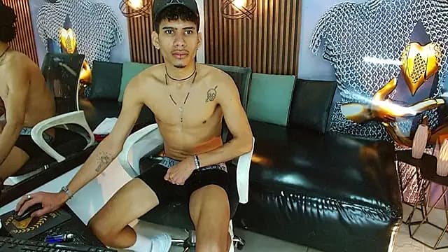 Skinny_cute_Alyer live cam