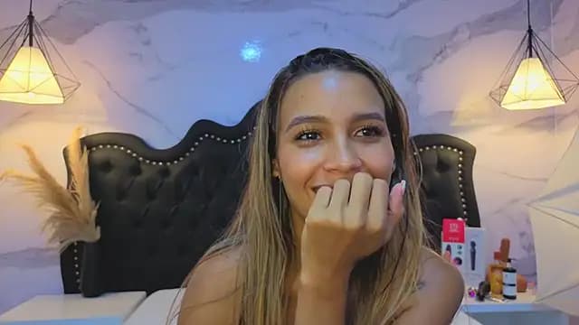Carohorny4u live cam