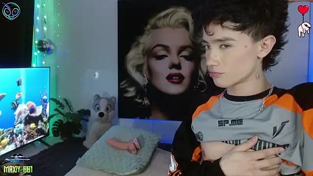 maxiy_001 live cam