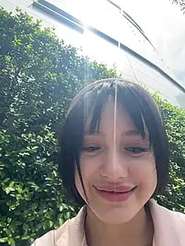 MiaTee live cam on Stripchat