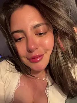sukhakunis1 live cam on Stripchat