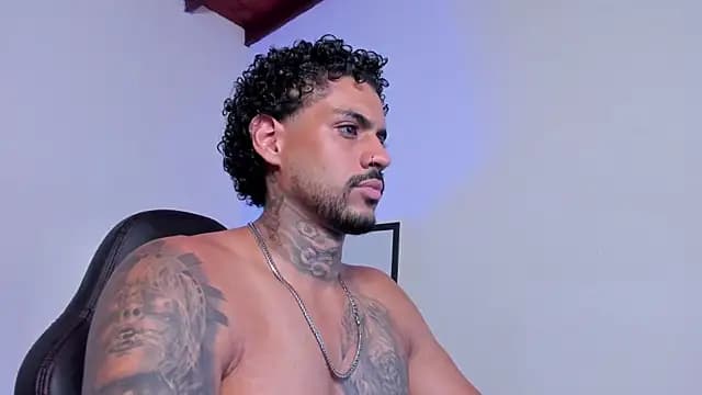 LuigiVitale_1 live cam on Stripchat