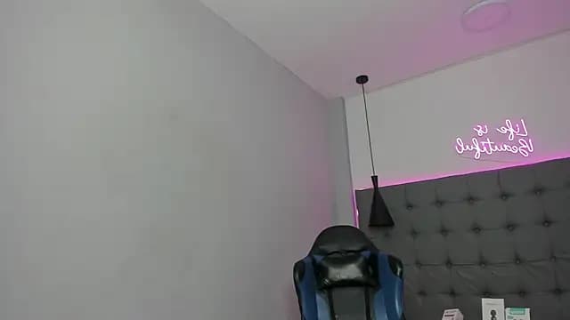 scarletcherry18 live cam