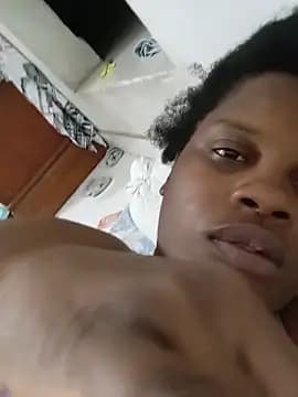 momspretty live cam on Stripchat