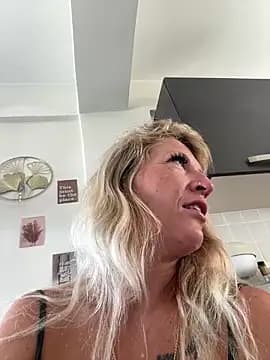 AtomBlondy live cam
