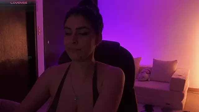 _Niah live cam on Stripchat