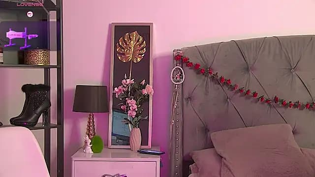 LolaButtie live cam