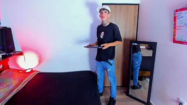 Darwinstark_ live cam on Stripchat