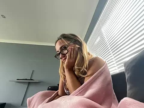 petitelucyXoxx live cam