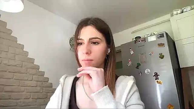 ZaraGuyette live cam on Stripchat