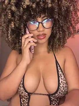 Kendra_curly live cam on Stripchat