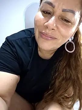 SluttyMilf79 live cam