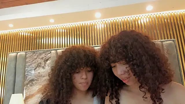 Chloe_and_Violeta live cam
