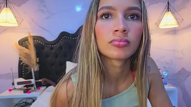 Carohorny4u live cam