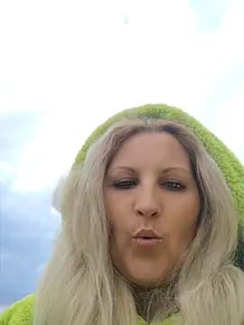 Divineblond live cam