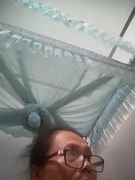 Vieekee live cam on Stripchat