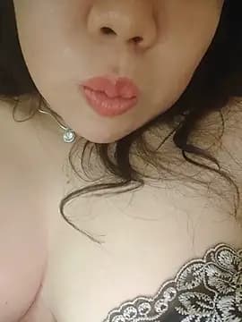 Julyy08 live cam on Stripchat
