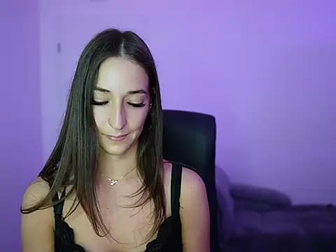 Crystalbrunette18 live cam