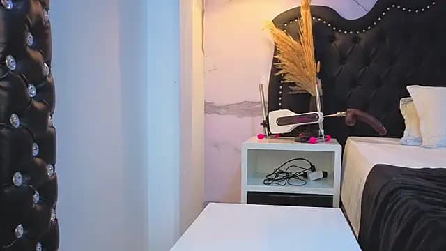 Carohorny4u live cam