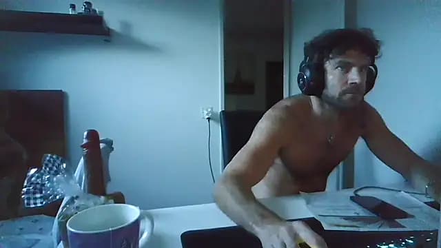 alpha-hunk live cam on Stripchat