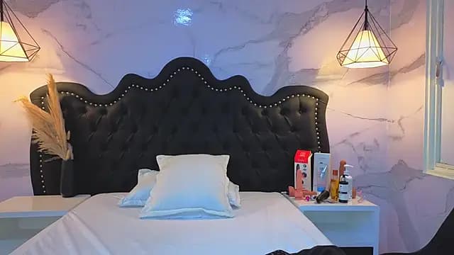 Carohorny4u live cam